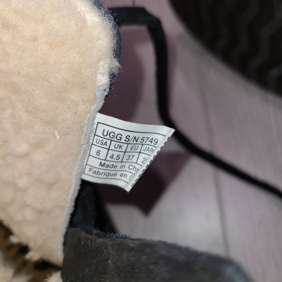 UGG Gaviota Winter Boots. - Picture 7 of 7